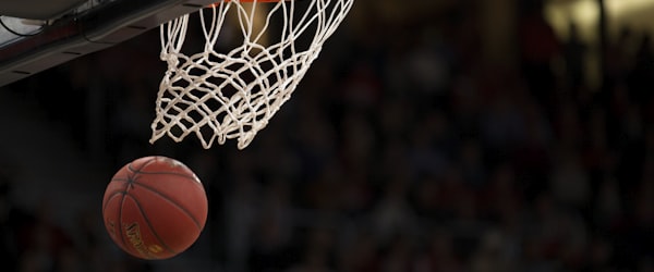 NBA球星在更衣室搞怪跳舞