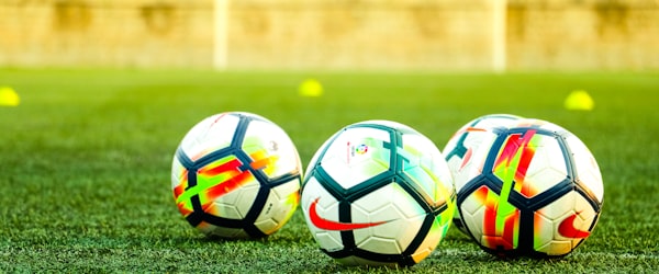 电竞比赛现场，选手激烈对战