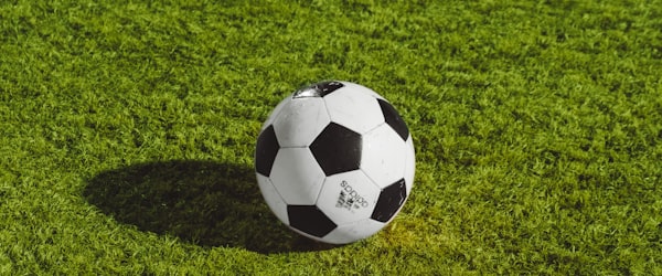 足球比赛中球员搞笑摔倒瞬间